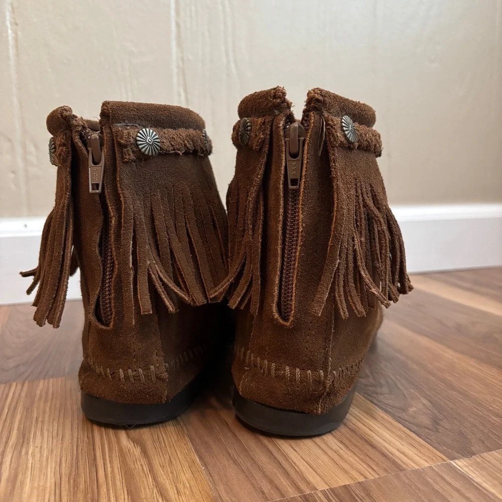 Minnetonka Moccasins 293 High Top Fringe Boot in Dusty Brown Suede - Picture 6 of 10